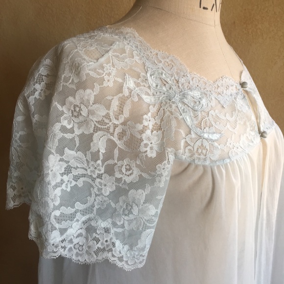 Pale blue vintage nylon robe size small - Picture 6 of 8